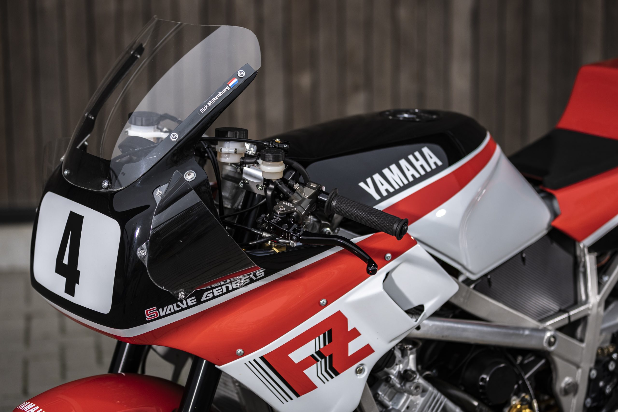Yamaha FZ750