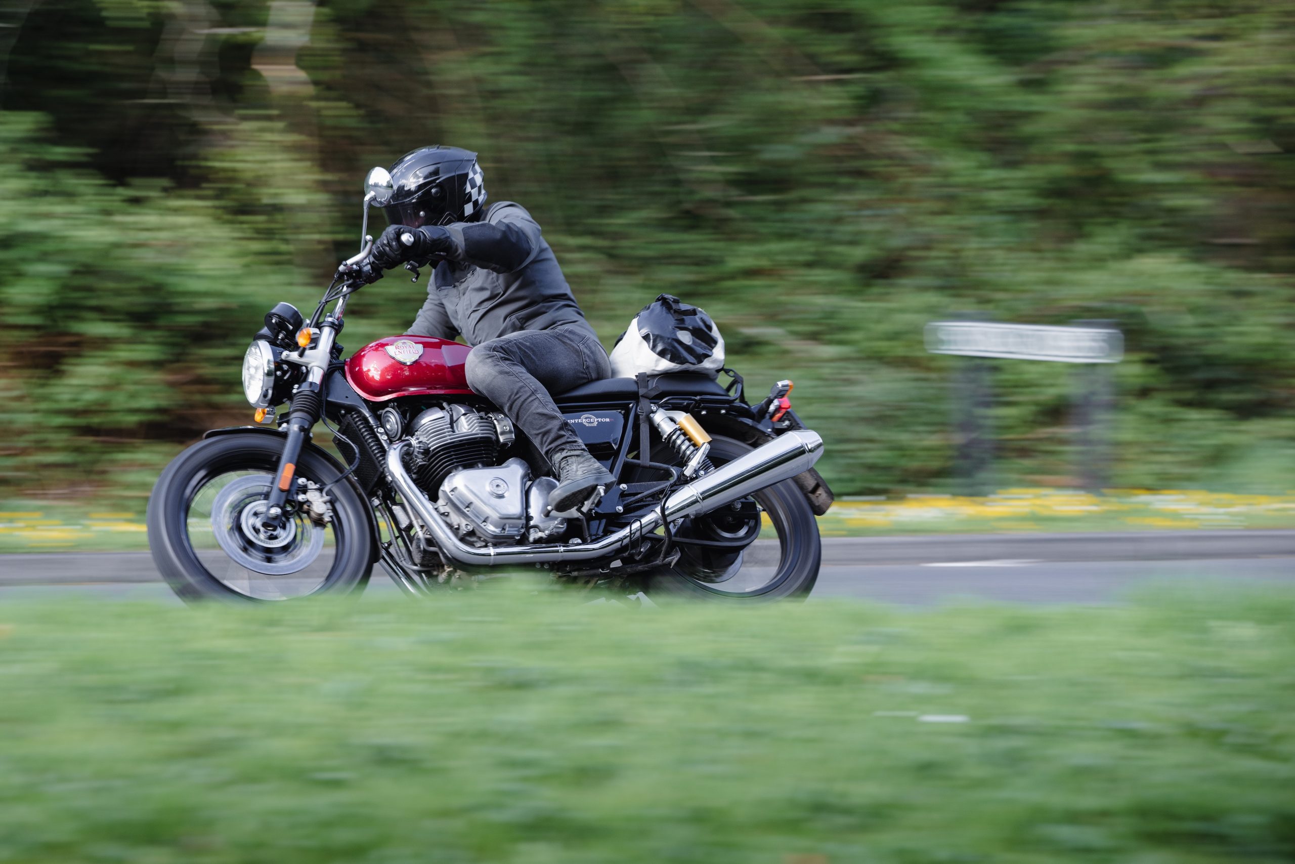 Royal Enfield Interceptor 650 vs Triumph Speed Twin 900