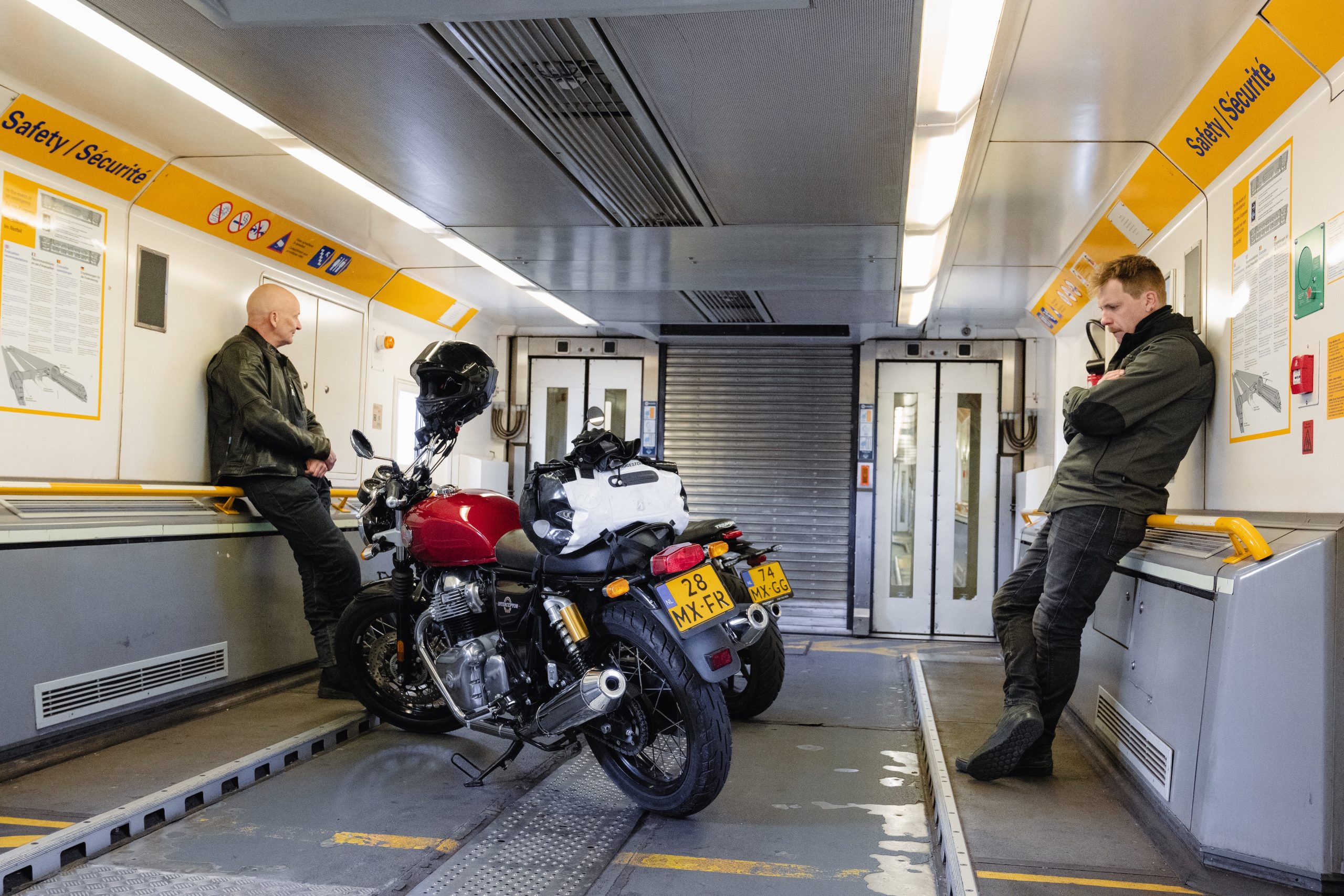 Royal Enfield Interceptor 650 vs Triumph Speed Twin 900