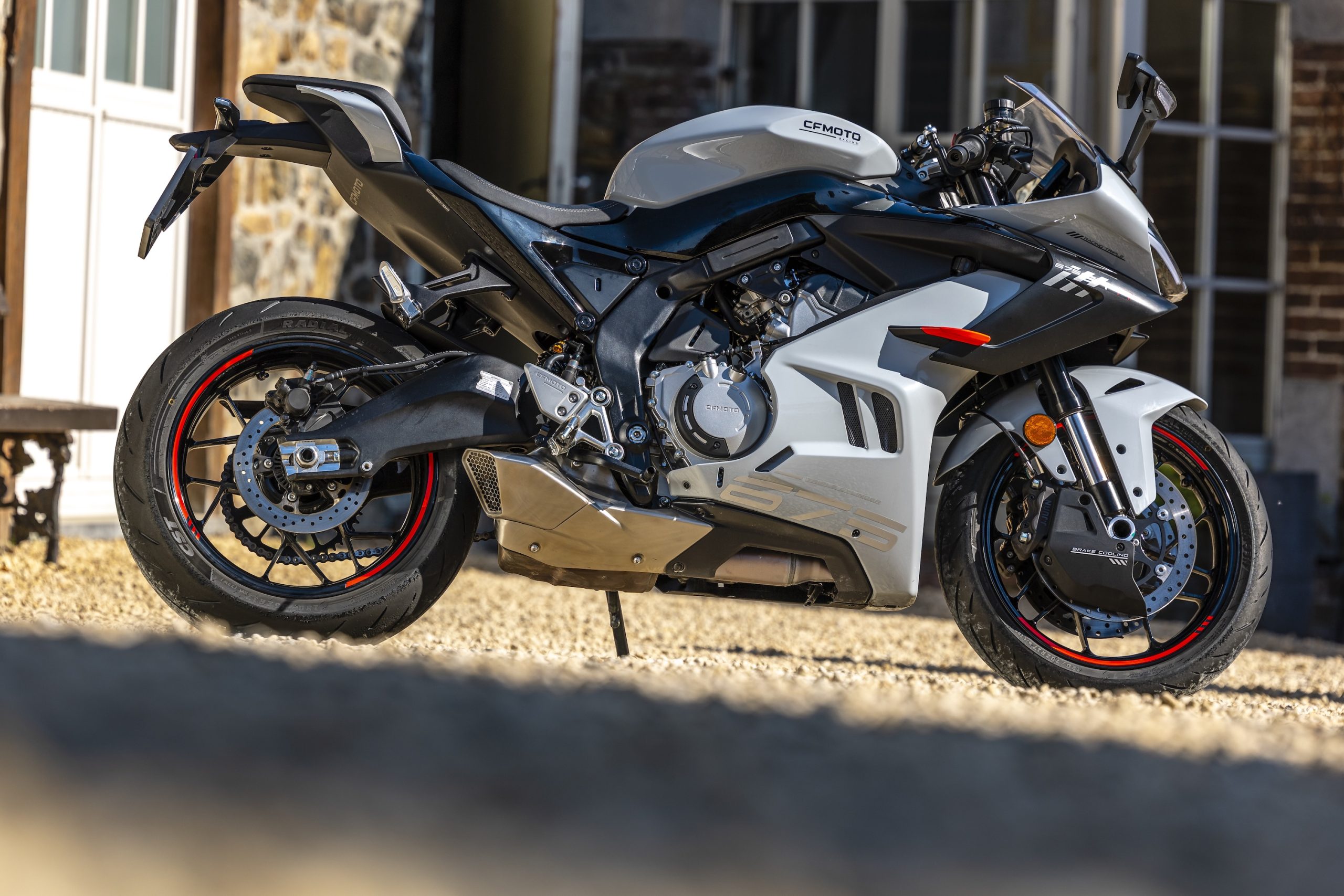 CFMoto 675SR-R vs Ducati Panigale V2 S vs Yamaha R9