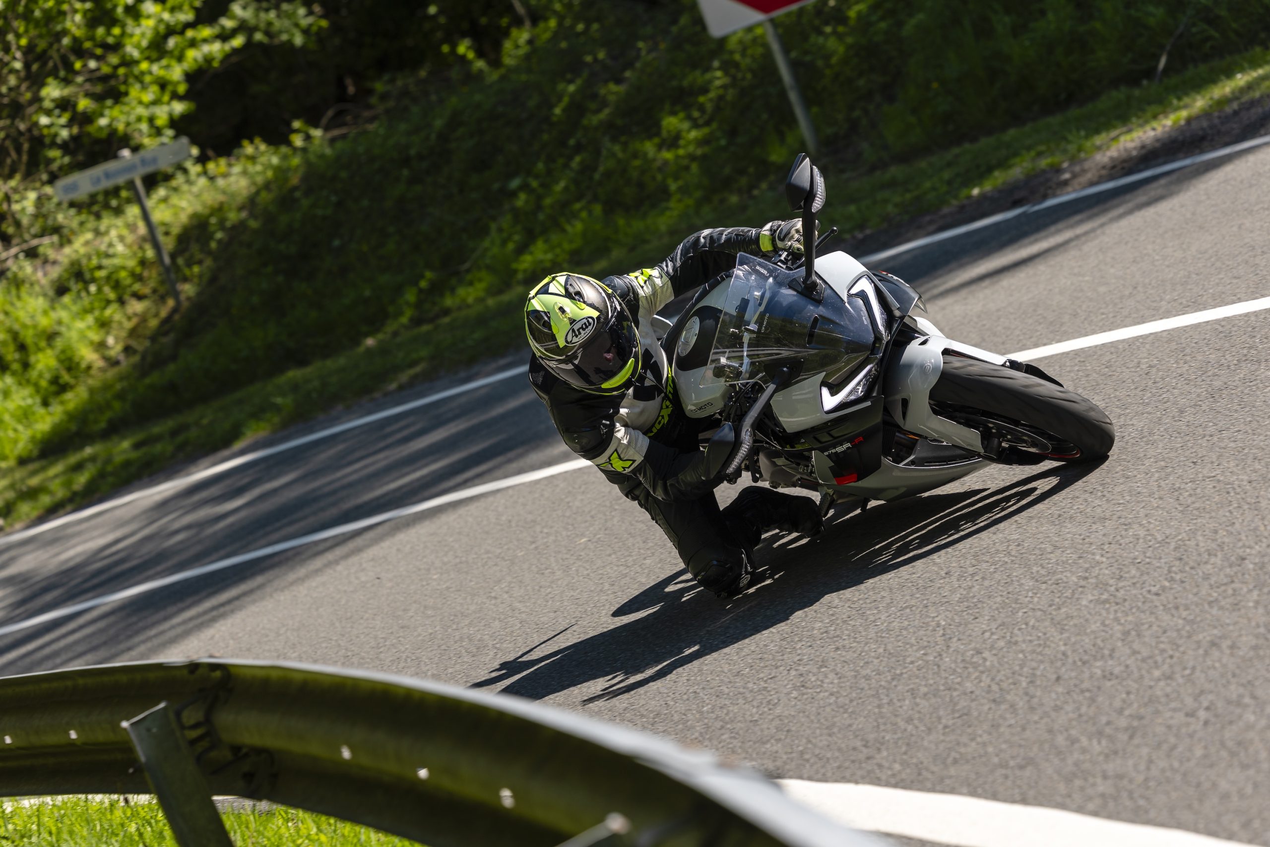 CFMoto 675SR-R vs Ducati Panigale V2 S vs Yamaha R9