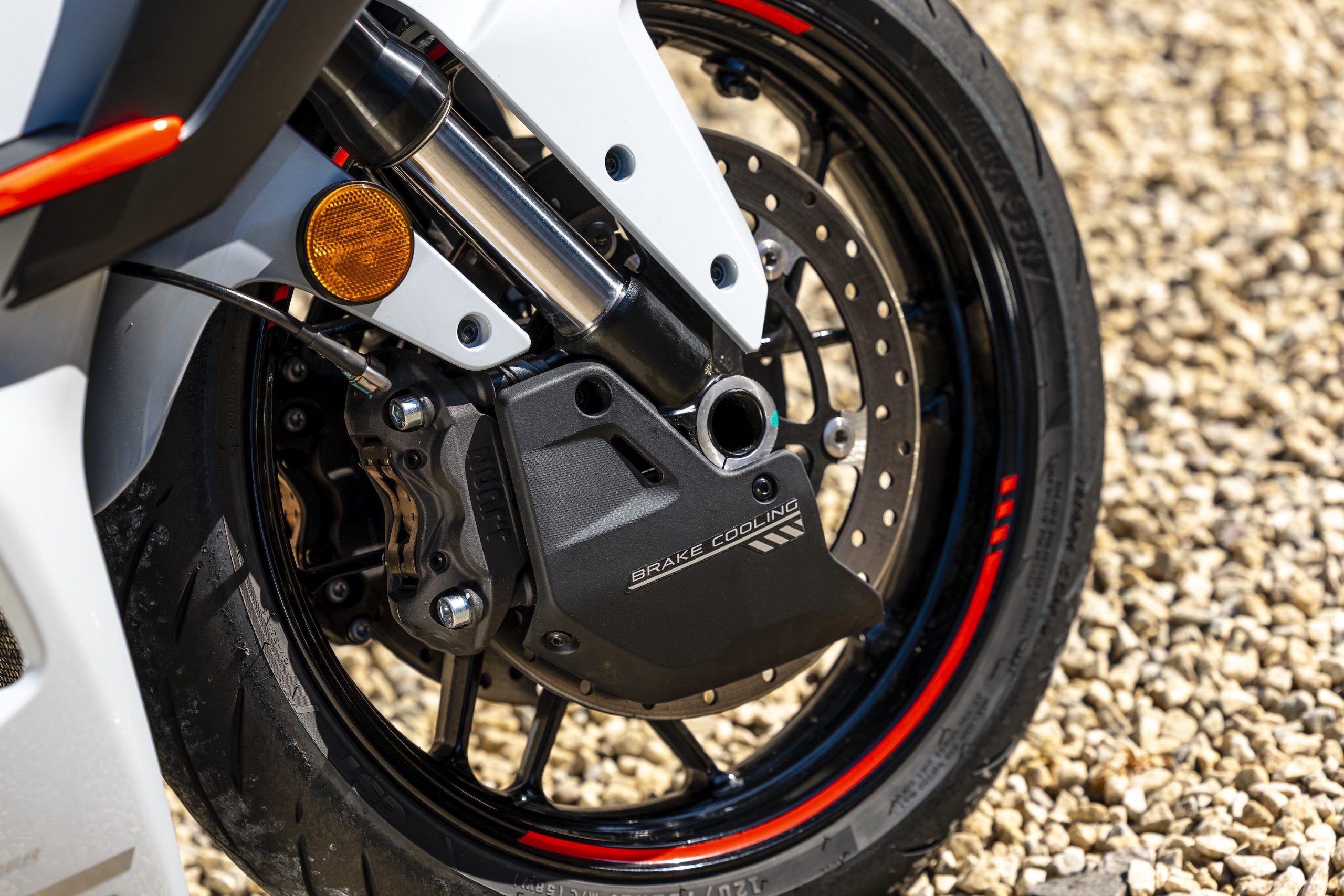 CFMoto 675SR-R vs Ducati Panigale V2 S vs Yamaha R9