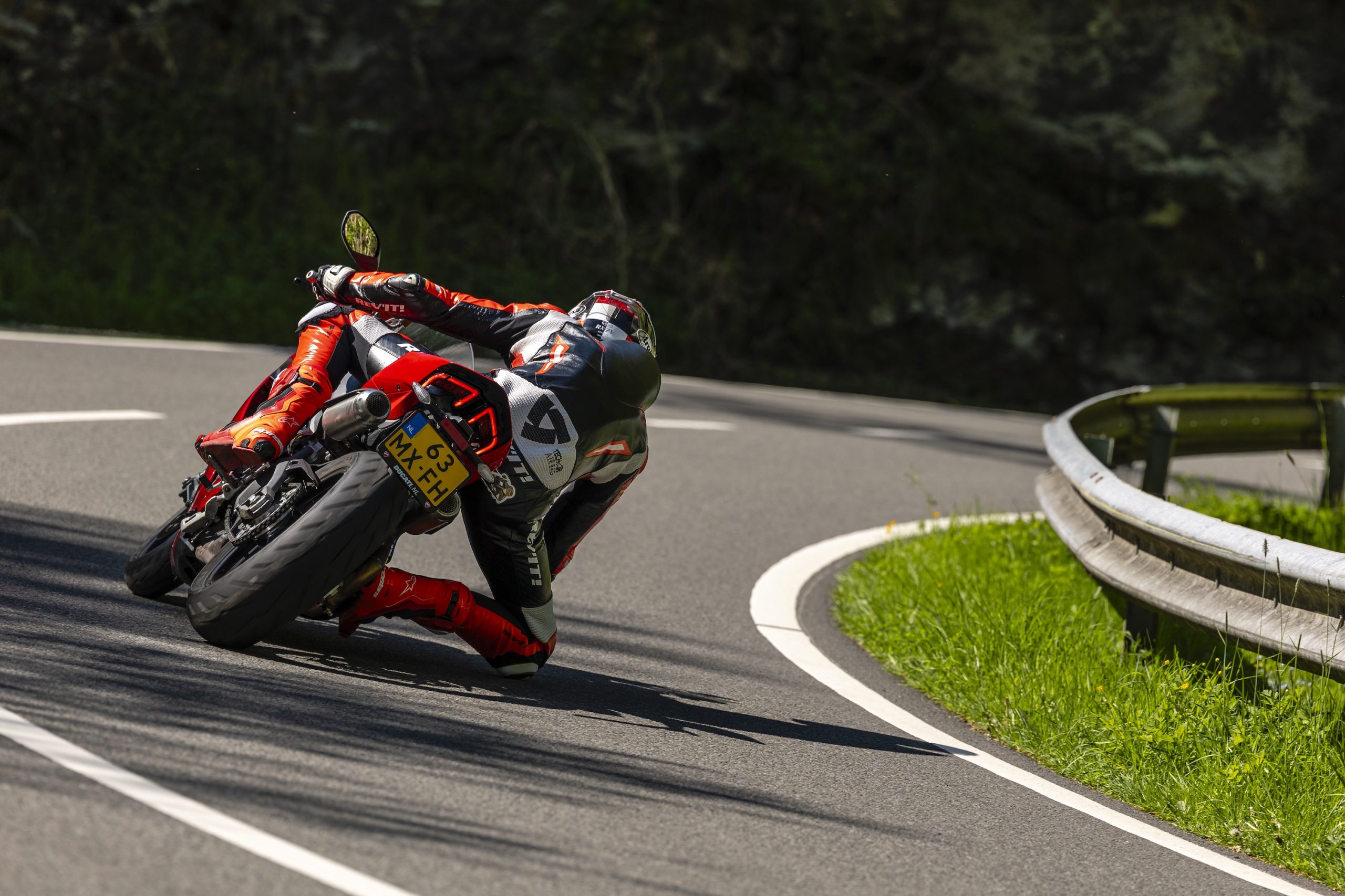 CFMoto 675SR-R vs Ducati Panigale V2 S vs Yamaha R9