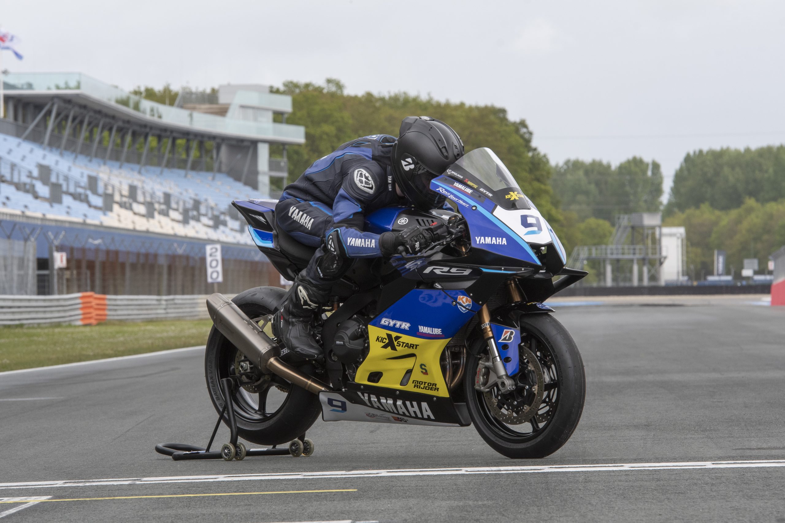 Yamaha R9 Cup