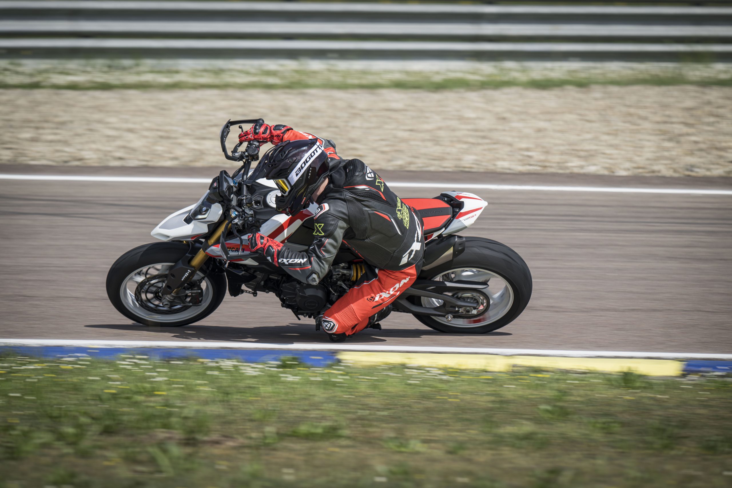 Ducati Hypermotard V2 SP