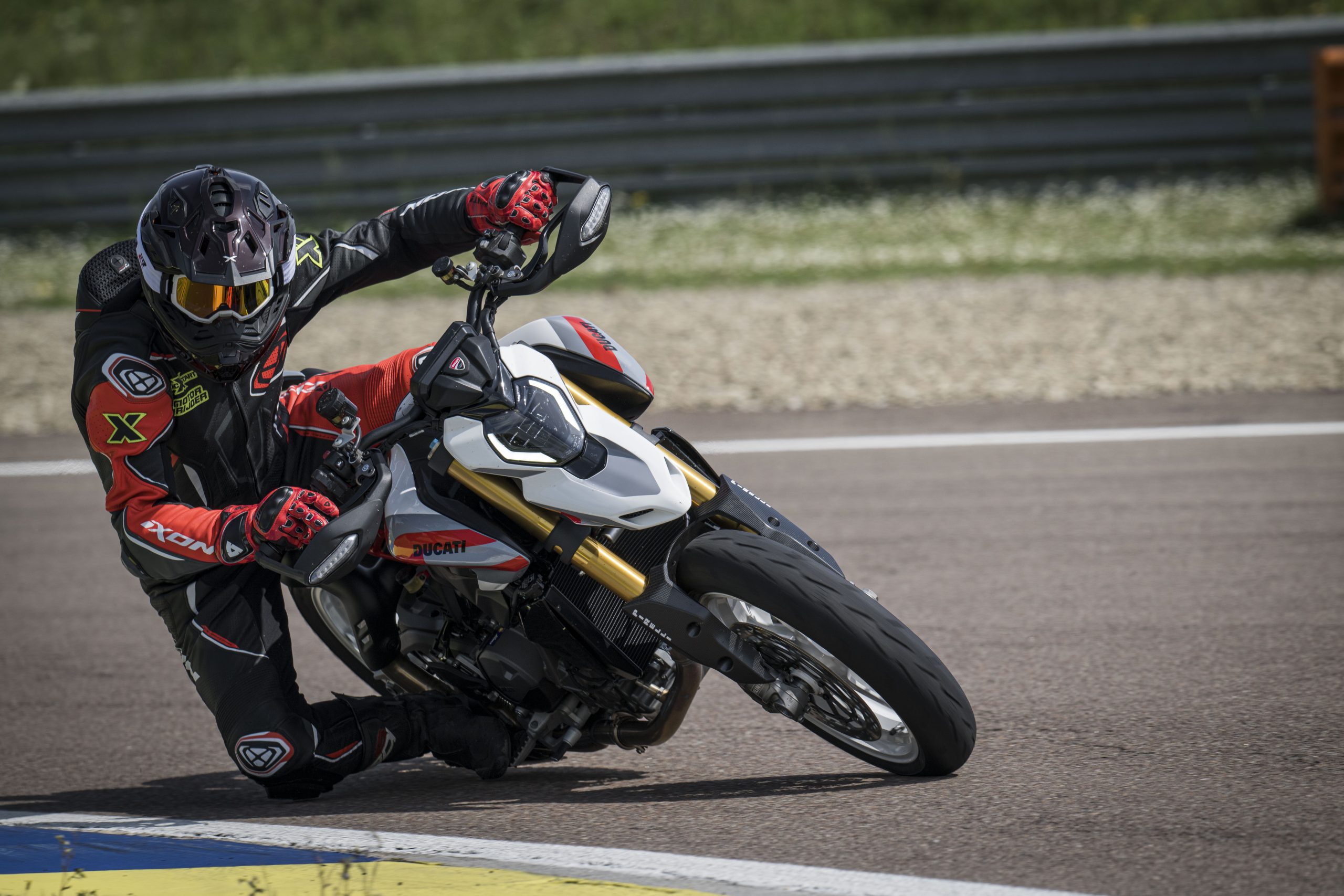Ducati Hypermotard V2 SP